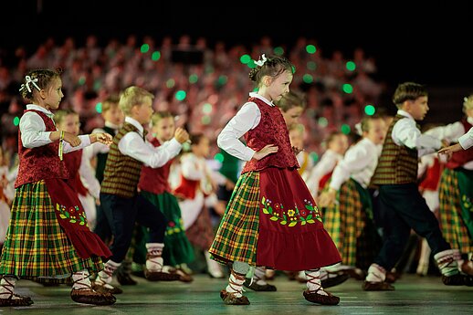 Ansamblių vakare „Metų ritmu“ susibūrė daugiau nei 4 tūkstančiai dalyvių ir susipynė gražiausios Moksleivių dainų šventės tradicijos.
