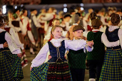 Ansamblių vakare „Metų ritmu“ susibūrė daugiau nei 4 tūkstančiai dalyvių ir susipynė gražiausios Moksleivių dainų šventės tradicijos.