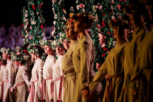 Ansamblių vakare „Metų ritmu“ susibūrė daugiau nei 4 tūkstančiai dalyvių ir susipynė gražiausios Moksleivių dainų šventės tradicijos.