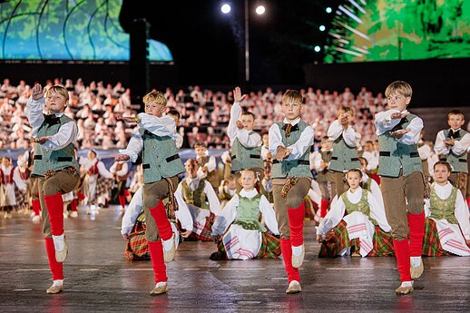 Ansamblių vakare „Metų ritmu“ susibūrė daugiau nei 4 tūkstančiai dalyvių ir susipynė gražiausios Moksleivių dainų šventės tradicijos.