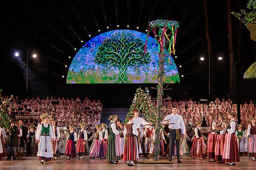 Ansamblių vakare „Metų ritmu“ susibūrė daugiau nei 4 tūkstančiai dalyvių ir susipynė gražiausios Moksleivių dainų šventės tradicijos.