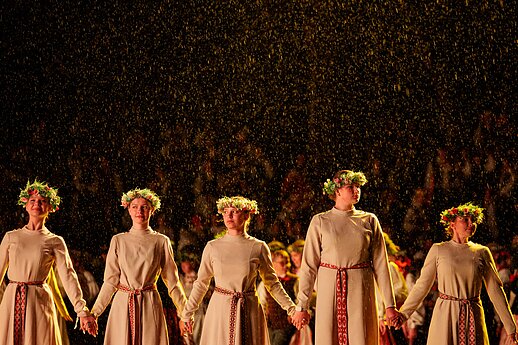 Ansamblių vakare „Metų ritmu“ susibūrė daugiau nei 4 tūkstančiai dalyvių ir susipynė gražiausios Moksleivių dainų šventės tradicijos.