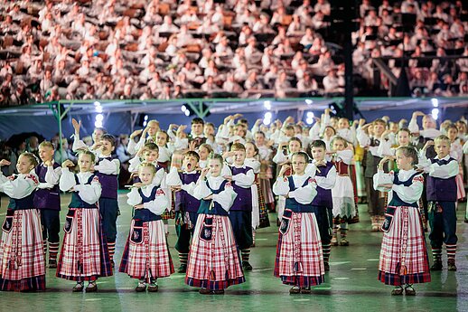 Ansamblių vakare „Metų ritmu“ susibūrė daugiau nei 4 tūkstančiai dalyvių ir susipynė gražiausios Moksleivių dainų šventės tradicijos.