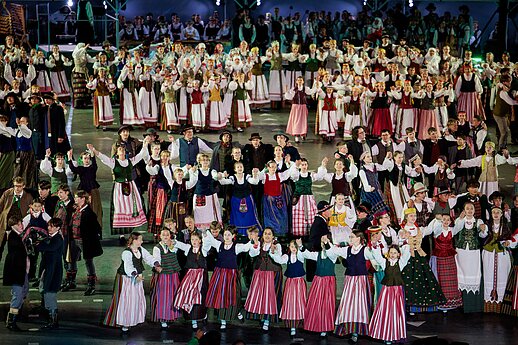 Ansamblių vakare „Metų ritmu“ susibūrė daugiau nei 4 tūkstančiai dalyvių ir susipynė gražiausios Moksleivių dainų šventės tradicijos.