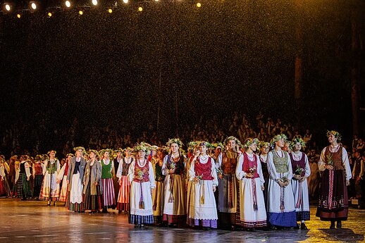 Ansamblių vakare „Metų ritmu“ susibūrė daugiau nei 4 tūkstančiai dalyvių ir susipynė gražiausios Moksleivių dainų šventės tradicijos.