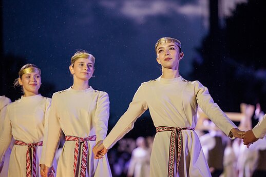 Ansamblių vakare „Metų ritmu“ susibūrė daugiau nei 4 tūkstančiai dalyvių ir susipynė gražiausios Moksleivių dainų šventės tradicijos. 