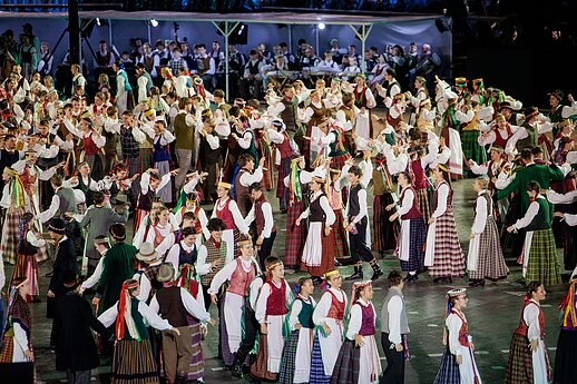 Ansamblių vakare „Metų ritmu“ susibūrė daugiau nei 4 tūkstančiai dalyvių ir susipynė gražiausios Moksleivių dainų šventės tradicijos. 
