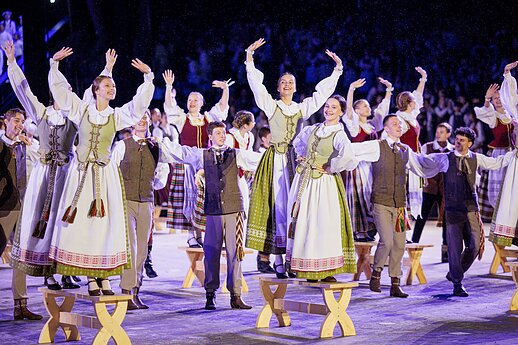 Ansamblių vakare „Metų ritmu“ susibūrė daugiau nei 4 tūkstančiai dalyvių ir susipynė gražiausios Moksleivių dainų šventės tradicijos. 