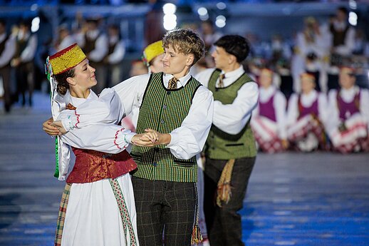 Ansamblių vakare „Metų ritmu“ susibūrė daugiau nei 4 tūkstančiai dalyvių ir susipynė gražiausios Moksleivių dainų šventės tradicijos.