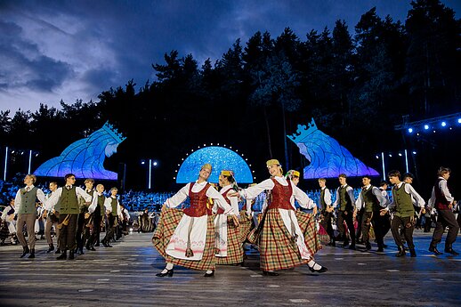 Ansamblių vakare „Metų ritmu“ susibūrė daugiau nei 4 tūkstančiai dalyvių ir susipynė gražiausios Moksleivių dainų šventės tradicijos.