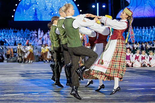 Ansamblių vakare „Metų ritmu“ susibūrė daugiau nei 4 tūkstančiai dalyvių ir susipynė gražiausios Moksleivių dainų šventės tradicijos.