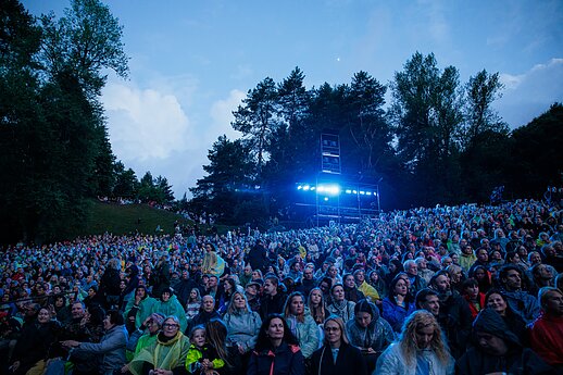 Ansamblių vakare „Metų ritmu“ susibūrė daugiau nei 4 tūkstančiai dalyvių ir susipynė gražiausios Moksleivių dainų šventės tradicijos.