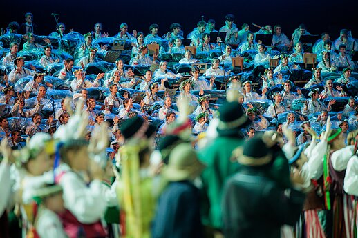 Ansamblių vakare „Metų ritmu“ susibūrė daugiau nei 4 tūkstančiai dalyvių ir susipynė gražiausios Moksleivių dainų šventės tradicijos.
