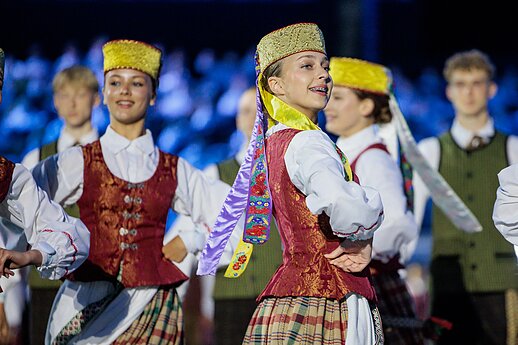 Ansamblių vakare „Metų ritmu“ susibūrė daugiau nei 4 tūkstančiai dalyvių ir susipynė gražiausios Moksleivių dainų šventės tradicijos.