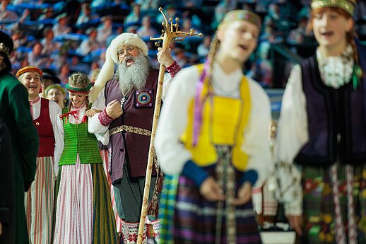 Ansamblių vakare „Metų ritmu“ susibūrė daugiau nei 4 tūkstančiai dalyvių ir susipynė gražiausios Moksleivių dainų šventės tradicijos.