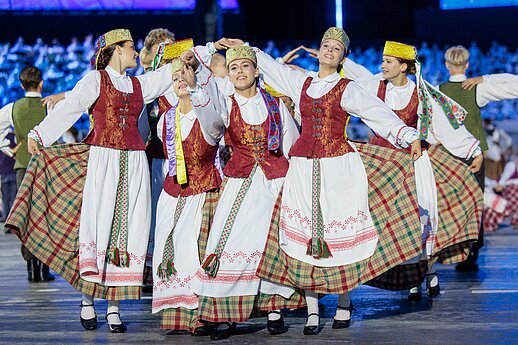 Ansamblių vakare „Metų ritmu“ susibūrė daugiau nei 4 tūkstančiai dalyvių ir susipynė gražiausios Moksleivių dainų šventės tradicijos.