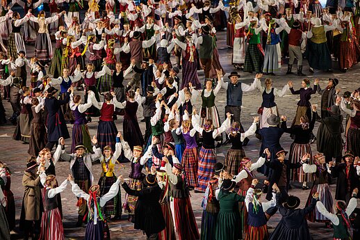 Ansamblių vakare „Metų ritmu“ susibūrė daugiau nei 4 tūkstančiai dalyvių ir susipynė gražiausios Moksleivių dainų šventės tradicijos.