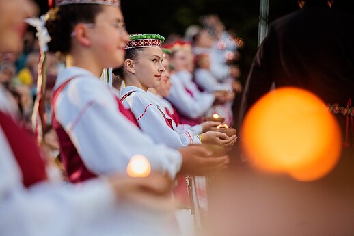 Ansamblių vakare „Metų ritmu“ susibūrė daugiau nei 4 tūkstančiai dalyvių ir susipynė gražiausios Moksleivių dainų šventės tradicijos.