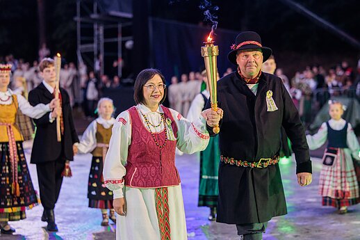 Ansamblių vakare „Metų ritmu“ susibūrė daugiau nei 4 tūkstančiai dalyvių ir susipynė gražiausios Moksleivių dainų šventės tradicijos.