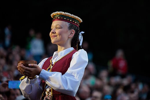Ansamblių vakare „Metų ritmu“ susibūrė daugiau nei 4 tūkstančiai dalyvių ir susipynė gražiausios Moksleivių dainų šventės tradicijos.
