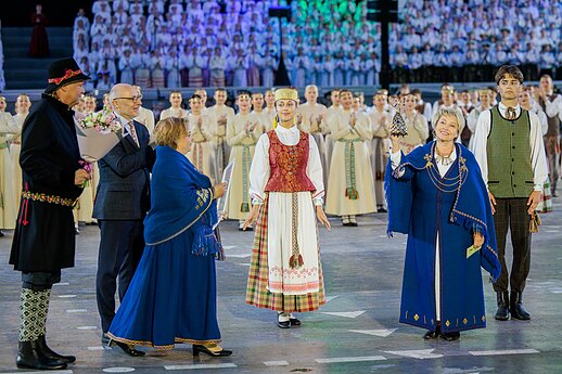 Ansamblių vakare „Metų ritmu“ susibūrė daugiau nei 4 tūkstančiai dalyvių ir susipynė gražiausios Moksleivių dainų šventės tradicijos.