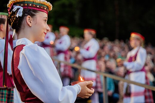 Ansamblių vakare „Metų ritmu“ susibūrė daugiau nei 4 tūkstančiai dalyvių ir susipynė gražiausios Moksleivių dainų šventės tradicijos.