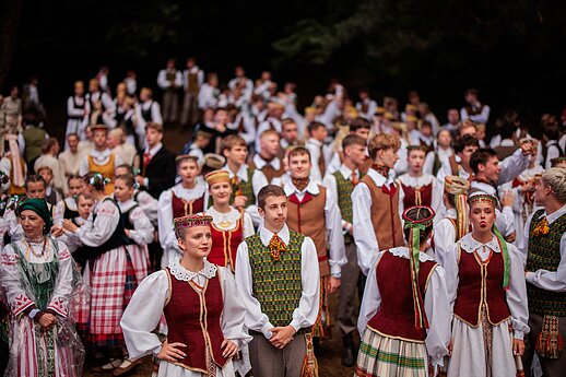 Ansamblių vakare „Metų ritmu“ susibūrė daugiau nei 4 tūkstančiai dalyvių ir susipynė gražiausios Moksleivių dainų šventės tradicijos.