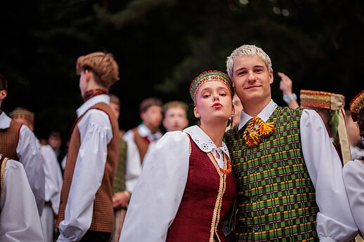 Ansamblių vakare „Metų ritmu“ susibūrė daugiau nei 4 tūkstančiai dalyvių ir susipynė gražiausios Moksleivių dainų šventės tradicijos.