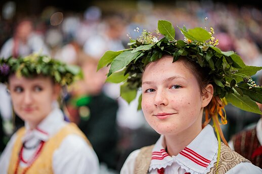 Ansamblių vakare „Metų ritmu“ susibūrė daugiau nei 4 tūkstančiai dalyvių ir susipynė gražiausios Moksleivių dainų šventės tradicijos.