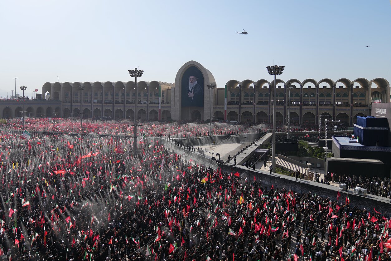 Irane tęsiasi Ali Khamenei laidotuvių ceremonijos, jo sūnus ir įpėdinis viešumoje nesirodo Irane tęsiasi Ali Khamenei laidotuvių ceremonijos, jo sūnus ir įpėdinis viešumoje nesirodo