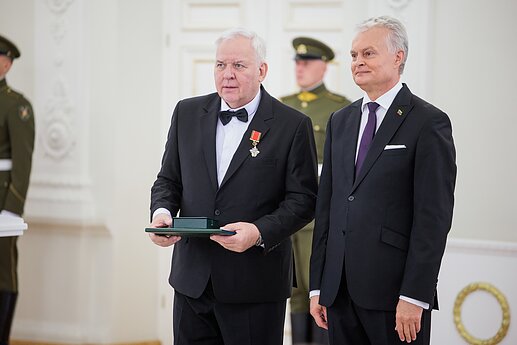 Už darbus ir Lietuvos vardo garsinimą apdovanoti Lietuvos ir užsienio valstybių piliečiai