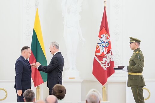 Už darbus ir Lietuvos vardo garsinimą apdovanoti Lietuvos ir užsienio valstybių piliečiai