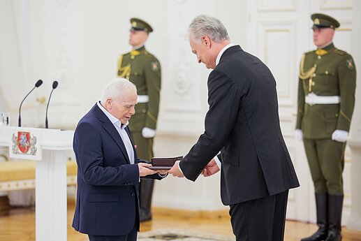 Už darbus ir Lietuvos vardo garsinimą apdovanoti Lietuvos ir užsienio valstybių piliečiai