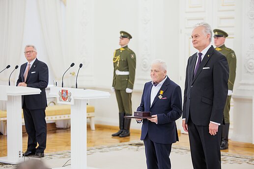 Už darbus ir Lietuvos vardo garsinimą apdovanoti Lietuvos ir užsienio valstybių piliečiai