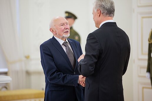 Už darbus ir Lietuvos vardo garsinimą apdovanoti Lietuvos ir užsienio valstybių piliečiai