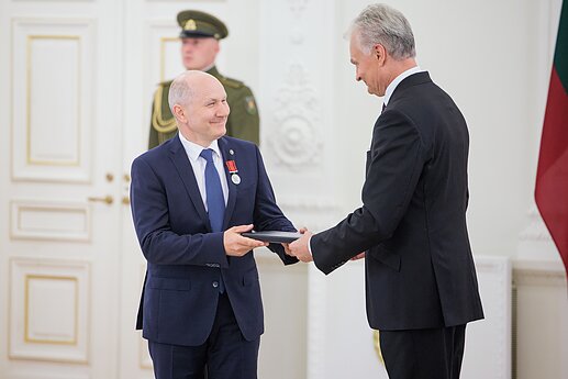 Už darbus ir Lietuvos vardo garsinimą apdovanoti Lietuvos ir užsienio valstybių piliečiai