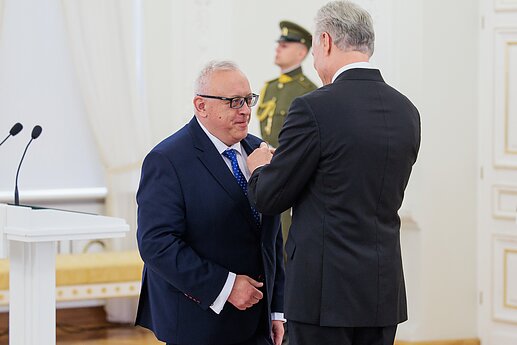 Už darbus ir Lietuvos vardo garsinimą apdovanoti Lietuvos ir užsienio valstybių piliečiai