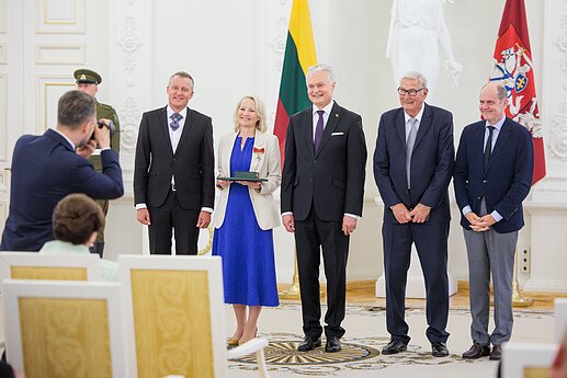 Už darbus ir Lietuvos vardo garsinimą apdovanoti Lietuvos ir užsienio valstybių piliečiai