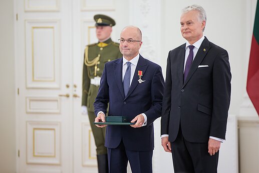 Už darbus ir Lietuvos vardo garsinimą apdovanoti Lietuvos ir užsienio valstybių piliečiai