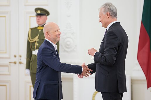 Už darbus ir Lietuvos vardo garsinimą apdovanoti Lietuvos ir užsienio valstybių piliečiai