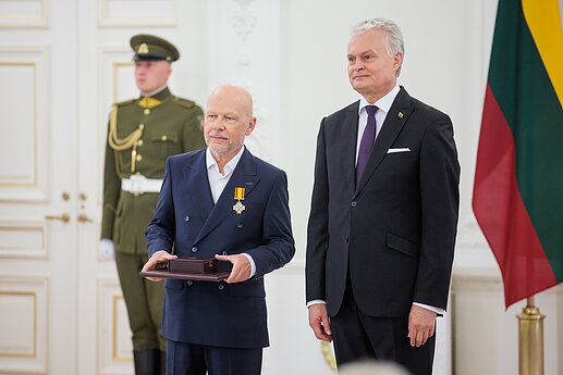 Už darbus ir Lietuvos vardo garsinimą apdovanoti Lietuvos ir užsienio valstybių piliečiai