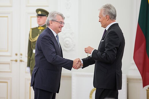 Už darbus ir Lietuvos vardo garsinimą apdovanoti Lietuvos ir užsienio valstybių piliečiai