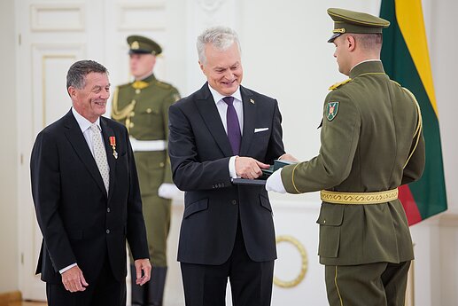 Už darbus ir Lietuvos vardo garsinimą apdovanoti Lietuvos ir užsienio valstybių piliečiai
