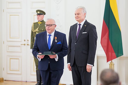 Už darbus ir Lietuvos vardo garsinimą apdovanoti Lietuvos ir užsienio valstybių piliečiai