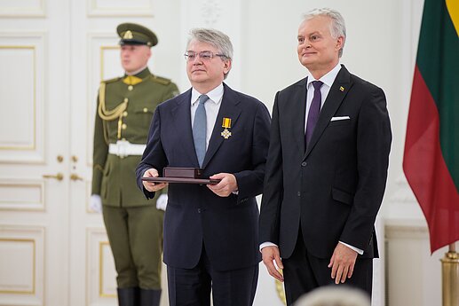 Už darbus ir Lietuvos vardo garsinimą apdovanoti Lietuvos ir užsienio valstybių piliečiai