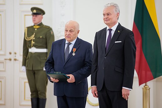 Už darbus ir Lietuvos vardo garsinimą apdovanoti Lietuvos ir užsienio valstybių piliečiai