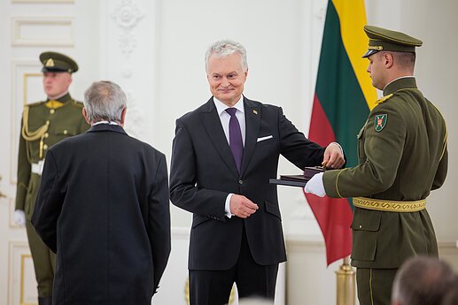 Už darbus ir Lietuvos vardo garsinimą apdovanoti Lietuvos ir užsienio valstybių piliečiai