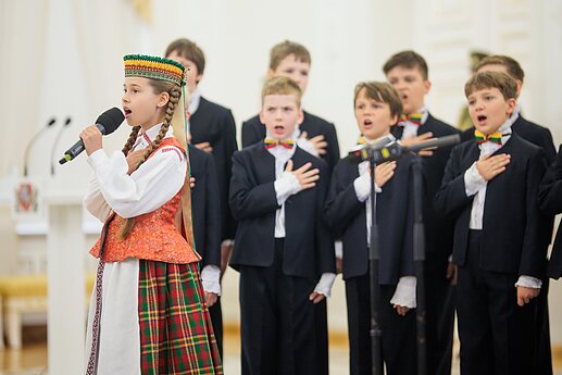 Už darbus ir Lietuvos vardo garsinimą apdovanoti Lietuvos ir užsienio valstybių piliečiai