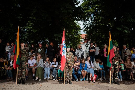 Liepos 6-osios proga Daukanto aikštėje vyko vėliavų pakėlimo ceremonija