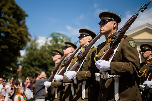 Liepos 6-osios proga Daukanto aikštėje vyko vėliavų pakėlimo ceremonija